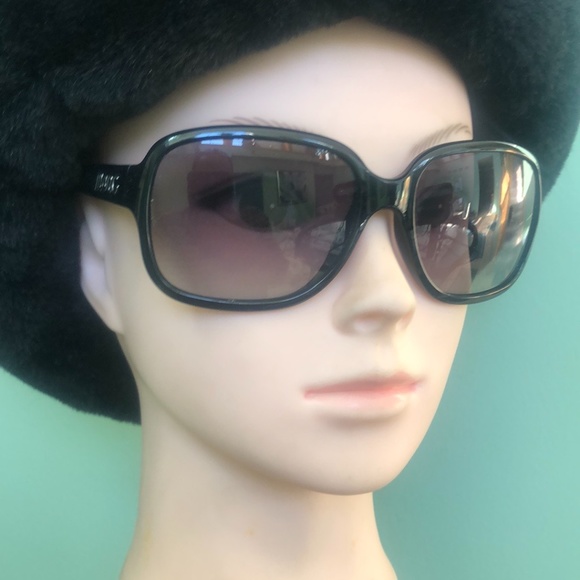 Marc Jacobs sun glasses in case main image 8